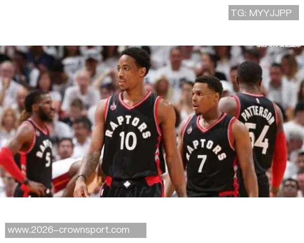 西蒙斯自信表达与拓荒双枪同场竞技的潜力并分享学习经历