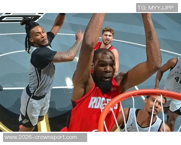 火箭队训练气氛愉快亚当斯谢泼德申京笑容满面展现团队精神