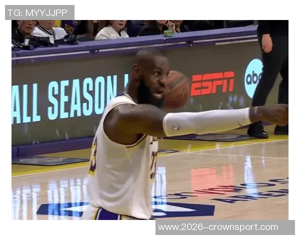 詹姆斯怒斥裁判判罚不公直言这犯规实在太离谱了