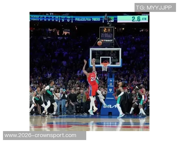 恩比德背打里夫斯巧妙转身却错失关键跳投遗憾未能得分 恩比德背打里夫斯巧妙转身却错失关键跳投遗憾未能得分