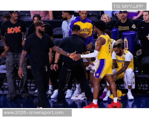 美媒调侃浓眉发布首款签名战靴引发球迷热议与期待